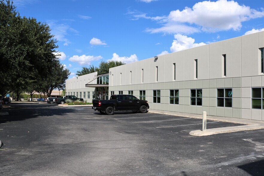 990 Isom Rd, San Antonio, TX à louer - Photo de l’immeuble – Image 3 sur 9