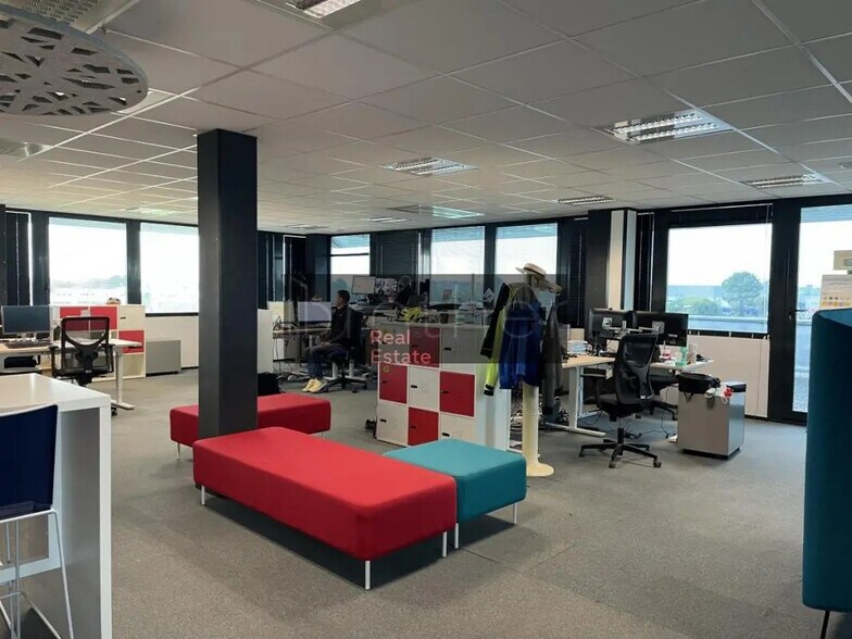 Bureau dans Gradignan à louer - Photo de l’immeuble – Image 1 sur 9