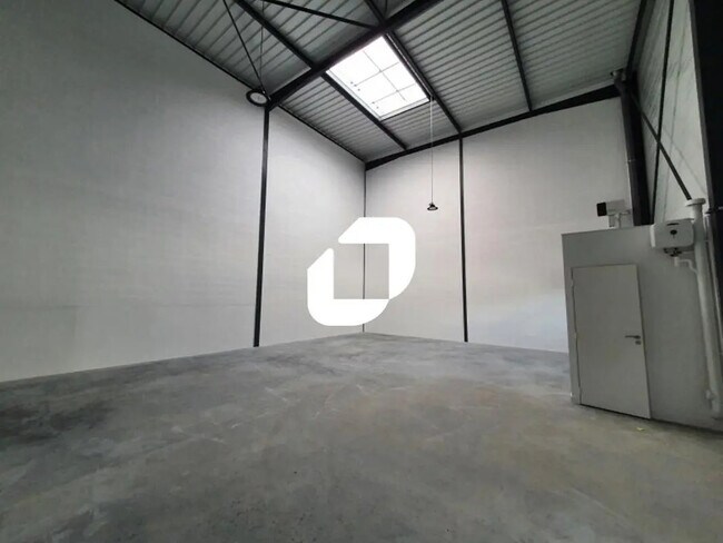 Plus de détails pour Bureau, Local d'activités à louer