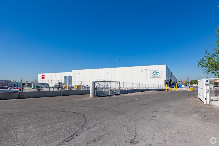 Calle de Eduardo Barreiros, Madrid, Madrid à louer - Photo de l’immeuble – Image 2 sur 2