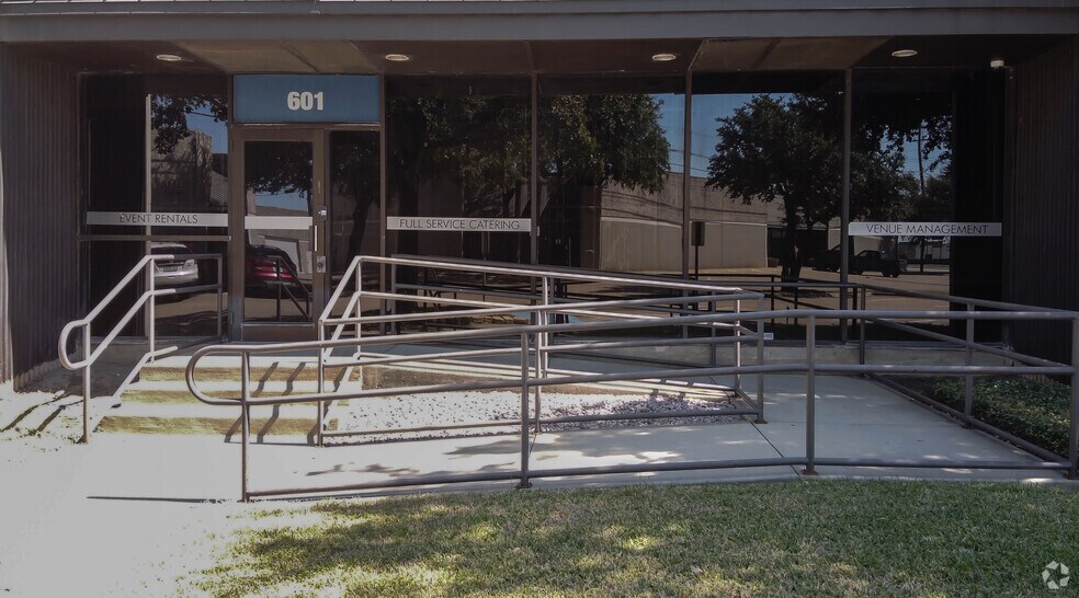 3137 Irving Blvd, Dallas, TX à louer - Photo de l’immeuble – Image 3 sur 15