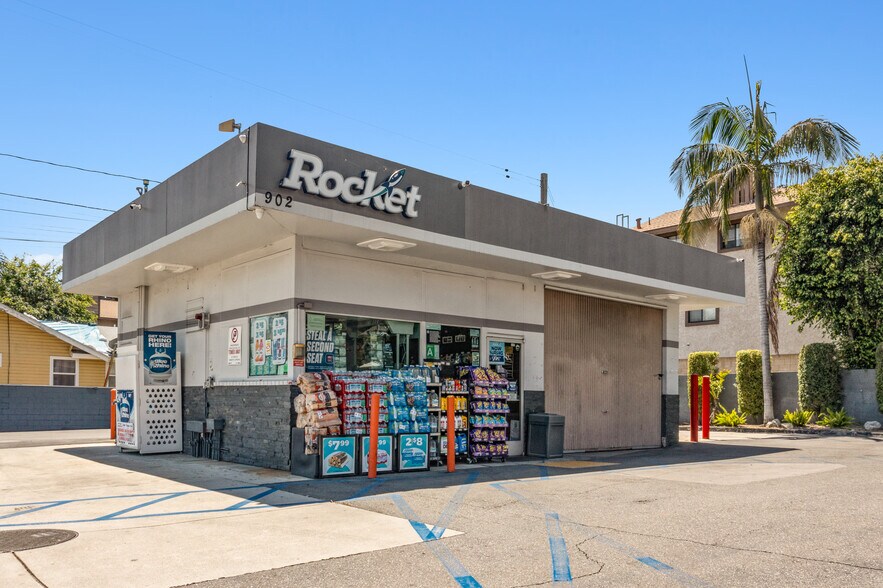 902 W Foothill Blvd, Monrovia, CA à vendre - Photo de l’immeuble – Image 2 sur 6