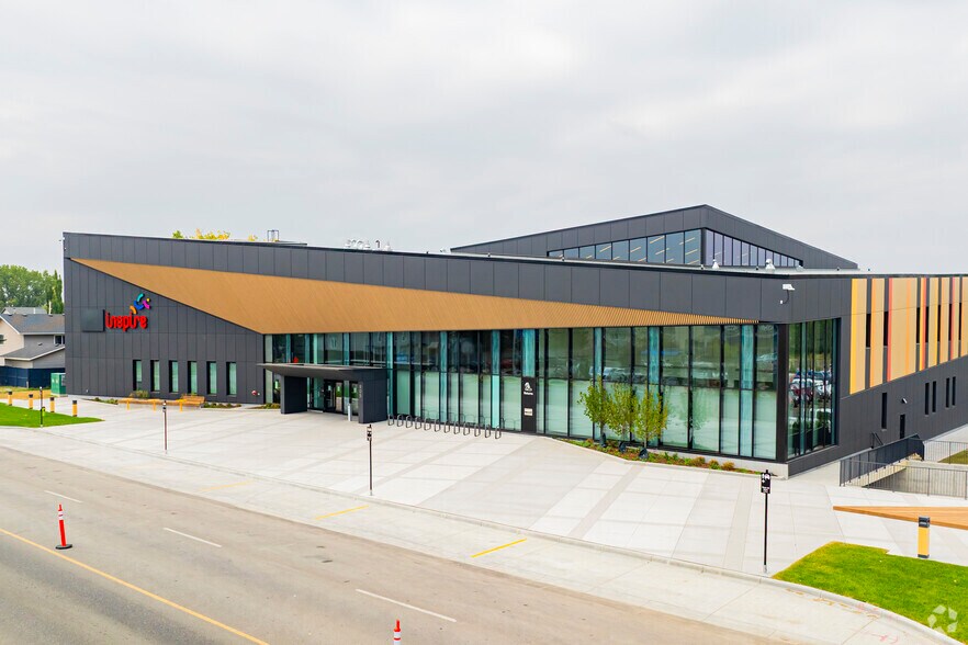 805 Main St S, Airdrie, AB à louer - Photo principale – Image 1 sur 3