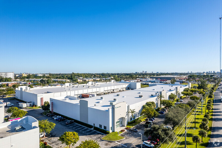 3860-3890 Pembroke Rd, Hollywood, FL à louer - Photo de l’immeuble – Image 3 sur 11