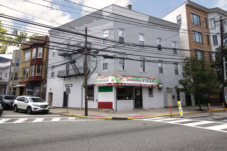 201 Hackensack Plank Rd, Weehawken, NJ à vendre - Photo principale – Image 1 sur 45