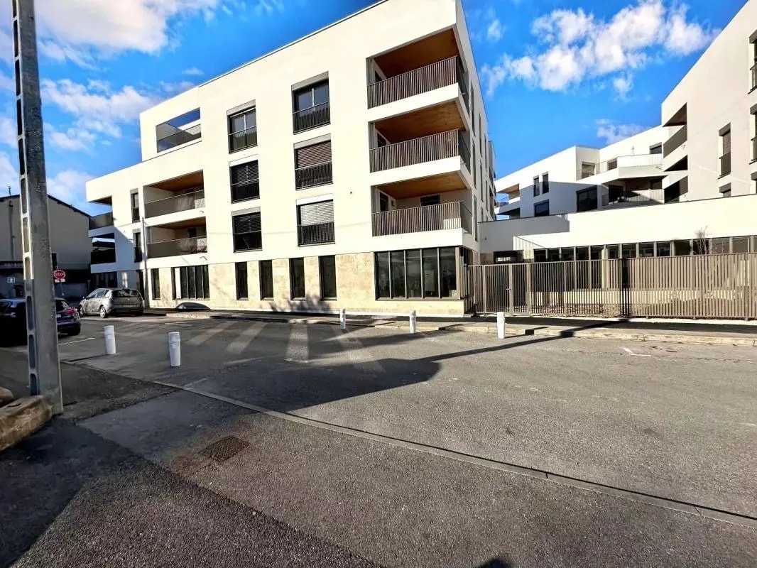 Rue Clémenceau, Bourgoin-Jallieu à vendre Photo de l’immeuble– Image 1 sur 9
