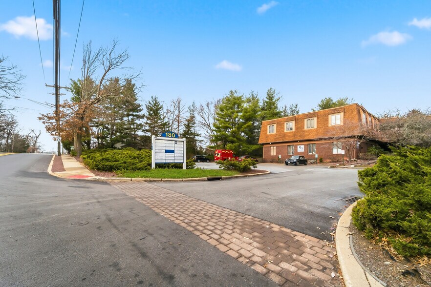 180 Old Tappan Rd, Old Tappan, NJ à louer - Photo de l’immeuble – Image 2 sur 6