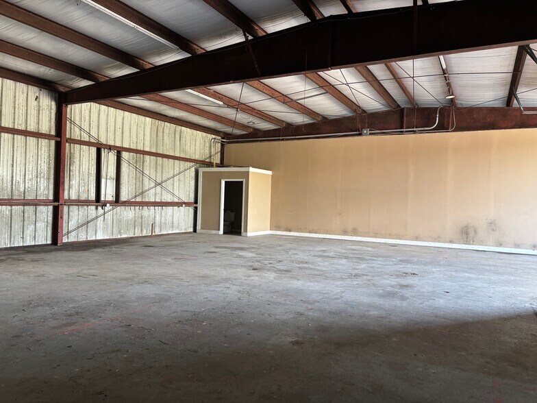 1126 County Road 129, Alvin, TX à louer - Photo de l’immeuble – Image 3 sur 8