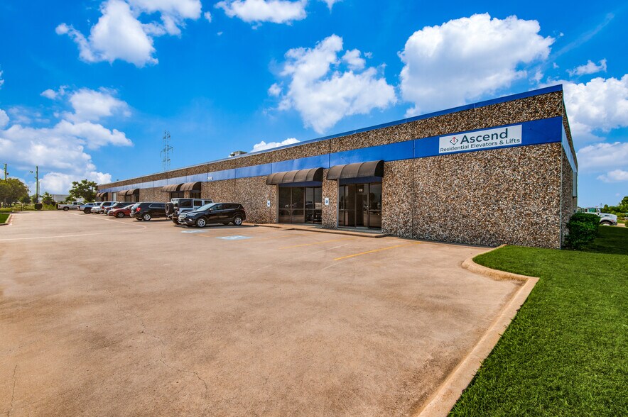 2910 Belmeade Dr, Carrollton, TX à louer - Photo de l’immeuble – Image 1 sur 6