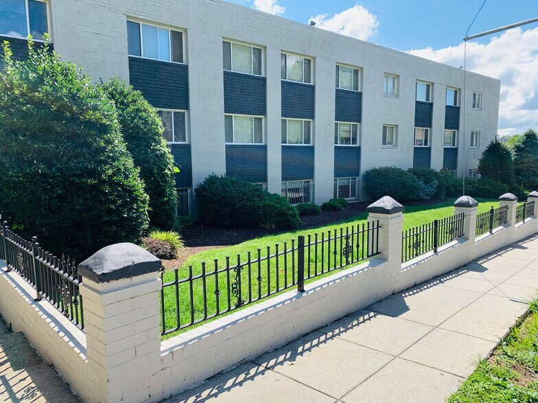3030 30th St SE, Washington, DC à vendre - Photo de l’immeuble – Image 3 sur 6
