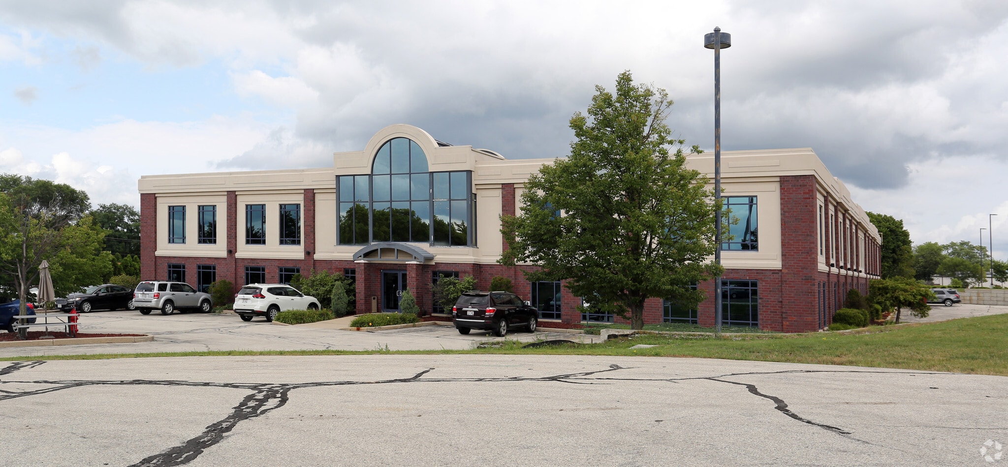 20855 Watertown Rd, Waukesha, WI à louer Photo principale– Image 1 sur 9