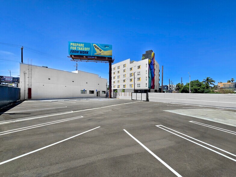 5075 W Adams Blvd, Los Angeles, CA à louer - Photo de l’immeuble – Image 3 sur 7