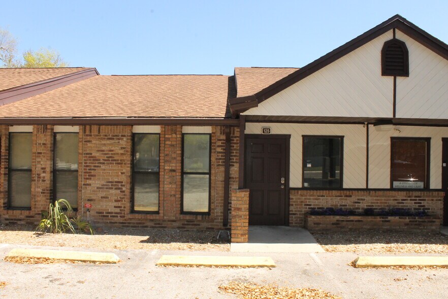 421 Montgomery Rd, Altamonte Springs, FL à louer - Photo de l’immeuble – Image 1 sur 24