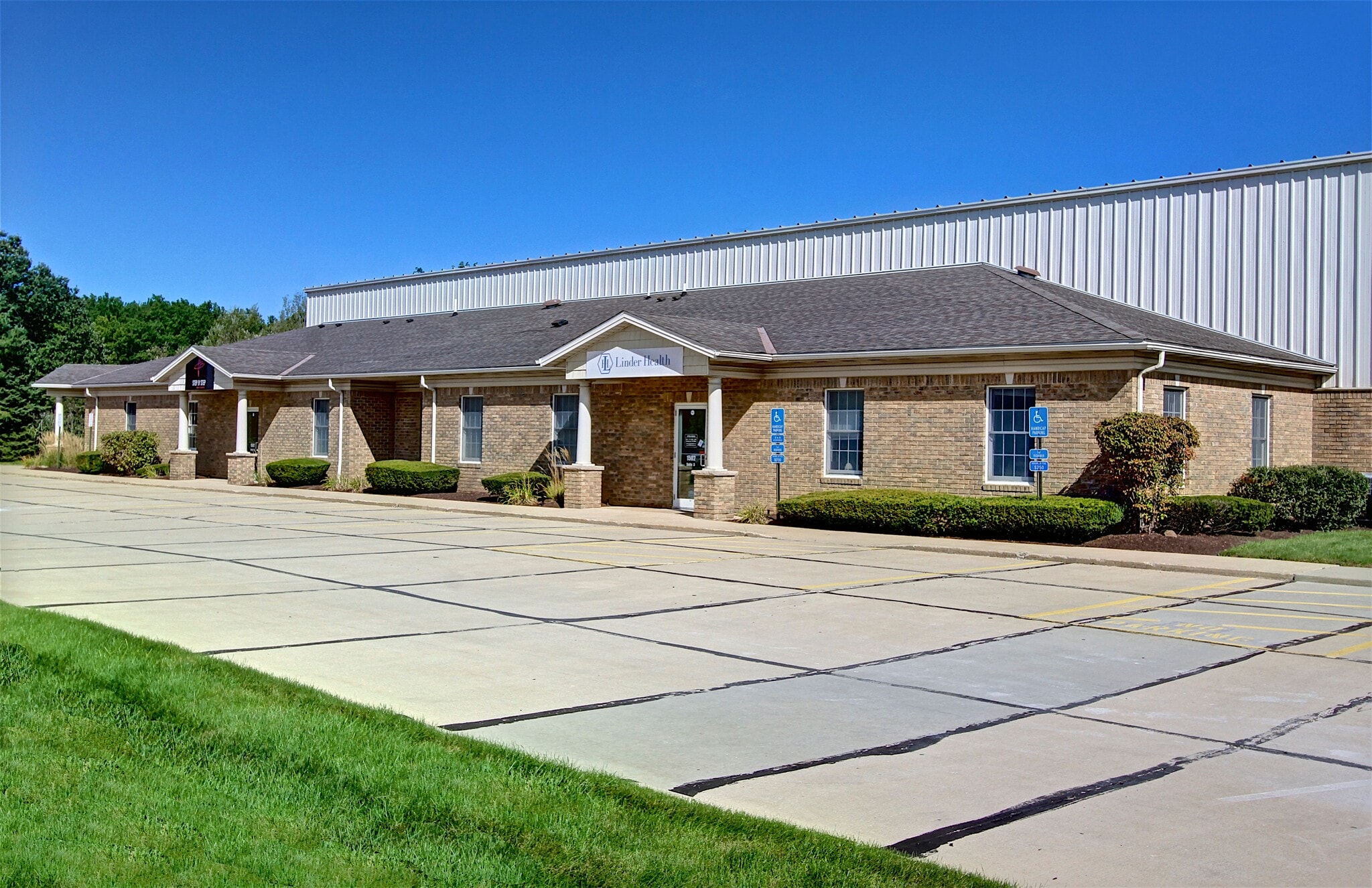 1502 Lear Industrial Pky, Avon, OH à louer Photo intérieure– Image 1 sur 4