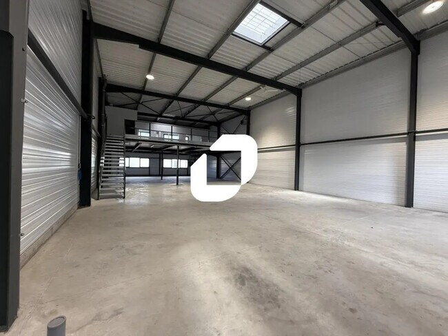 Plus de détails pour 1 Bis Rue De L'Isere, SAINT EGREVE - Bureau, Local d'activités à louer