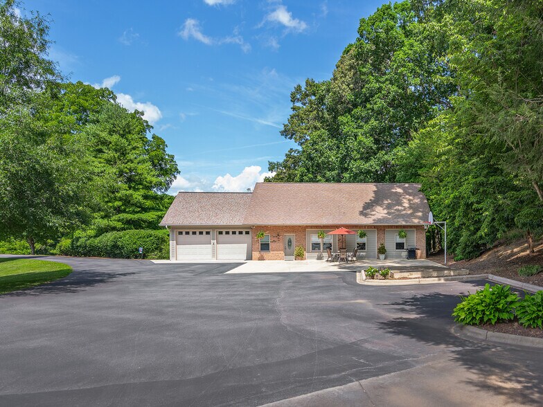 355 Johnson Dr, Canton, NC à vendre - Photo principale – Image 1 sur 87