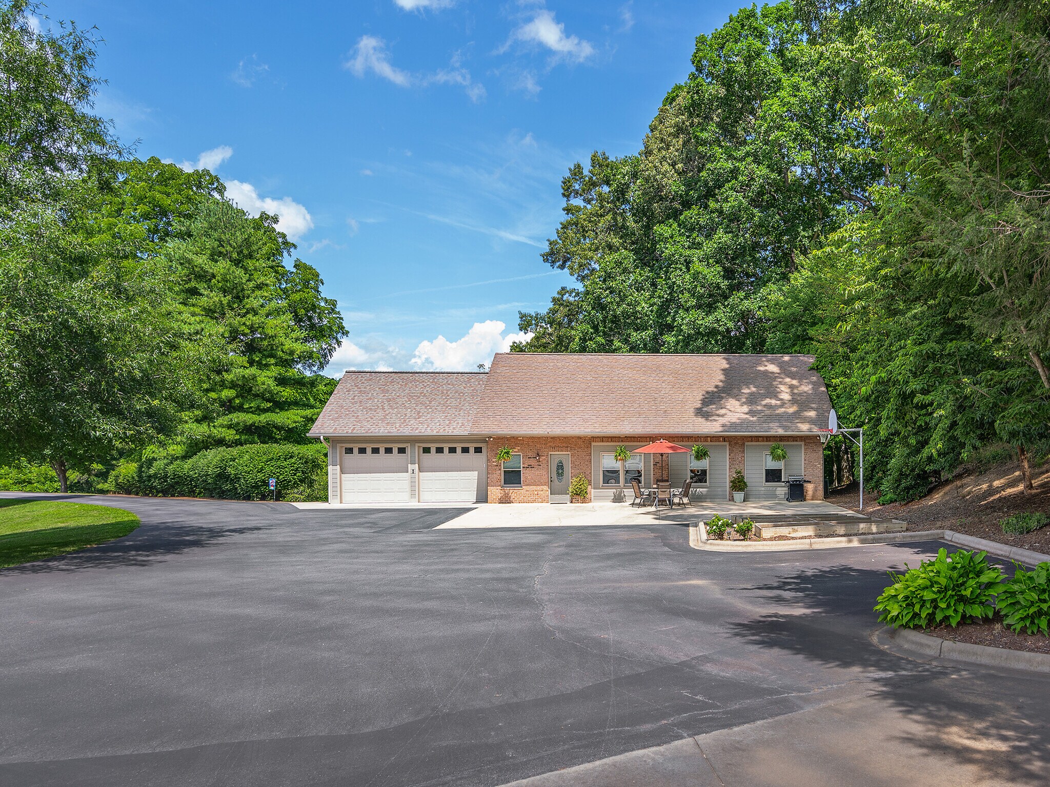 355 Johnson Dr, Canton, NC à vendre Photo principale– Image 1 sur 88