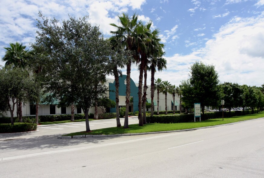 9905 NW 17th St, Miami, FL à louer - Photo de l’immeuble – Image 2 sur 4