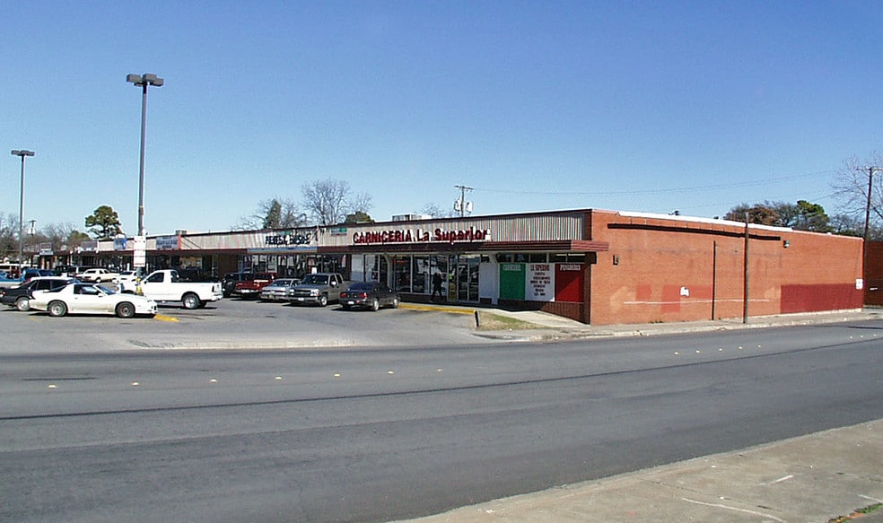 700-740 N Sylvania Ave, Fort Worth, TX à louer - Photo de l’immeuble – Image 2 sur 3