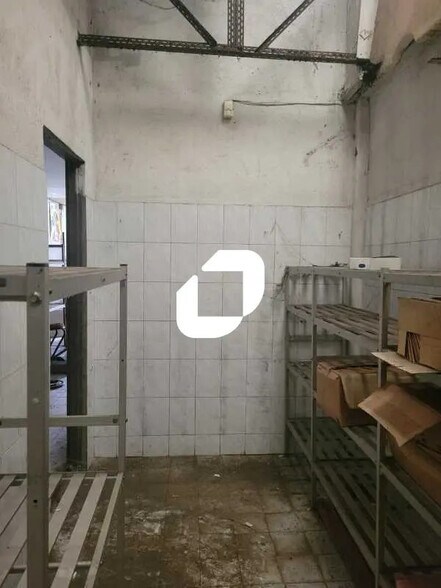 Local d'activités dans Saint-Denis à vendre - Photo de l’immeuble – Image 2 sur 11