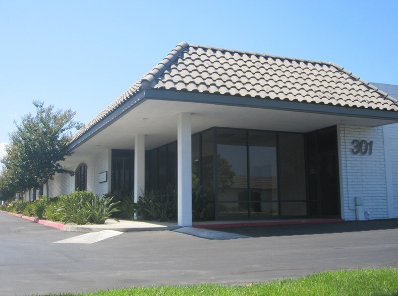 301 W Dyer Rd, Santa Ana, CA à louer - Photo de l’immeuble – Image 2 sur 16
