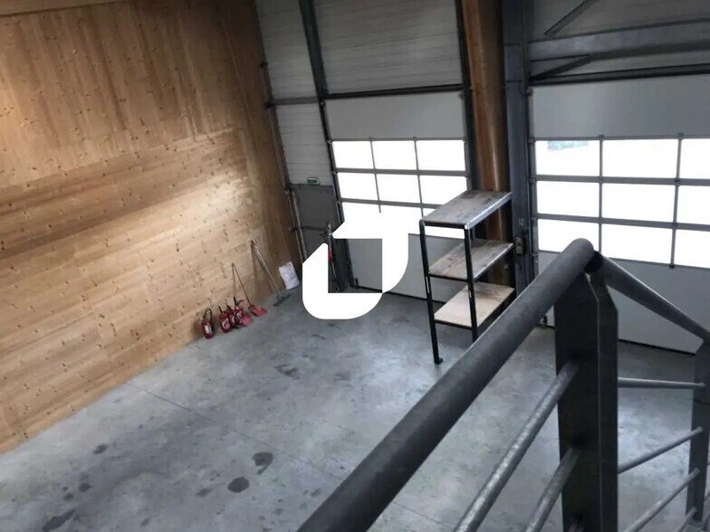 Local d’activités dans Le Barp à louer - Photo de l’immeuble – Image 2 sur 4