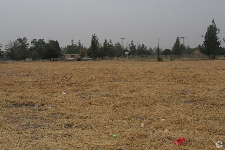 670 N Waterman Ave, San Bernardino, CA à vendre - Photo principale – Image 1 sur 6