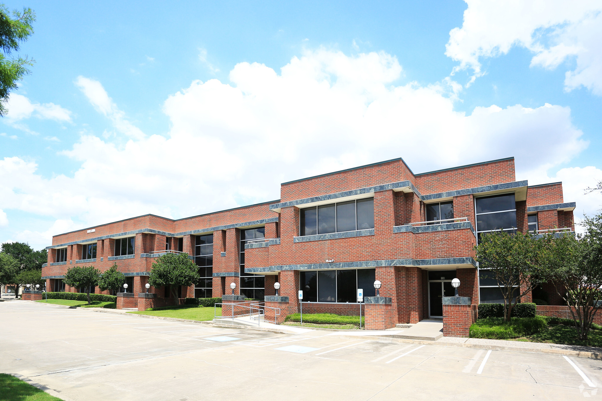 1501 Luna Rd, Carrollton, TX à louer Photo principale– Image 1 sur 13