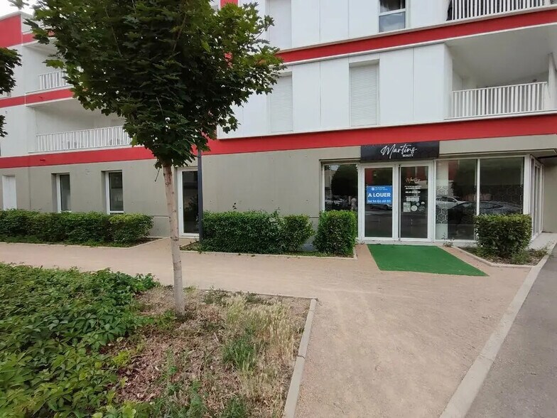Local commercial dans La Verpillière à vendre - Photo de l’immeuble – Image 3 sur 8