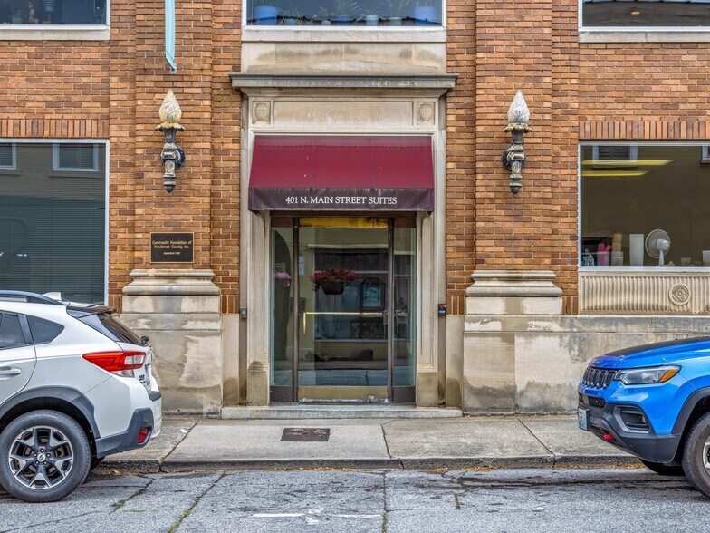 401 N Main St, Hendersonville, NC à vendre - Photo de l’immeuble – Image 1 sur 37