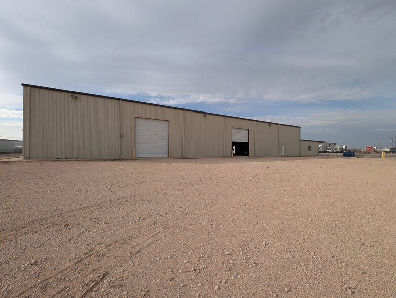 2605 S County Road 1242, Midland, TX à louer - Photo de l’immeuble – Image 2 sur 11