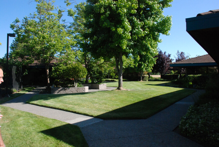 6040 Commerce Blvd, Rohnert Park, CA à louer - Photo de l’immeuble – Image 3 sur 7