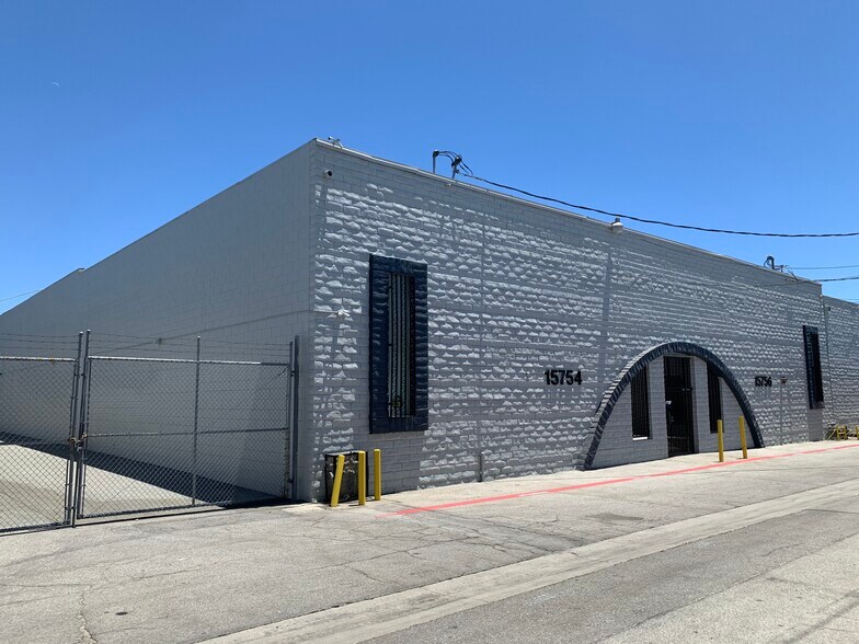 15754-15756 Arminta St, Van Nuys, CA à louer - Photo de l’immeuble – Image 1 sur 29