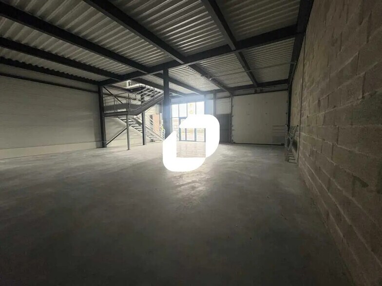 Local d’activités dans Artigues-près-Bordeaux à louer - Photo de l’immeuble – Image 2 sur 5