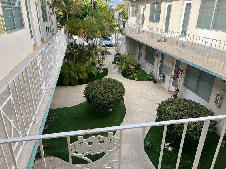 2072 NE 169th St, Miami, FL à vendre - Photo de l’immeuble – Image 2 sur 7