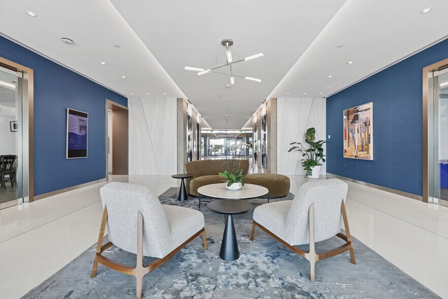 2502 N Rocky Point Dr, Tampa, FL à louer - Photo de l’immeuble – Image 3 sur 13