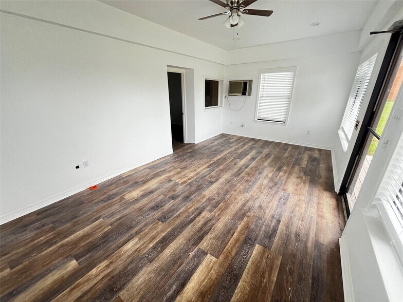 108 E Brown St, Ennis, TX à louer - Photo de l’immeuble – Image 3 sur 10