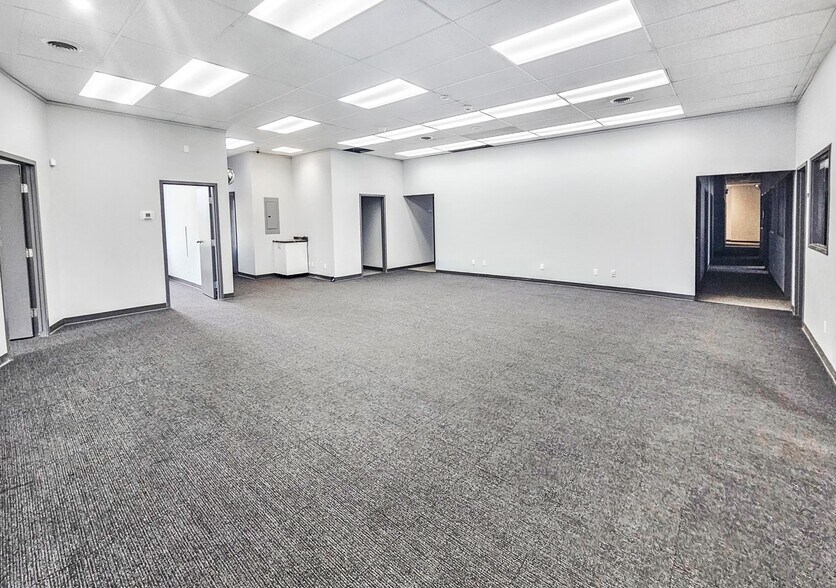 5203 72A Av NW, Edmonton, AB à louer - Photo de l’immeuble – Image 2 sur 14