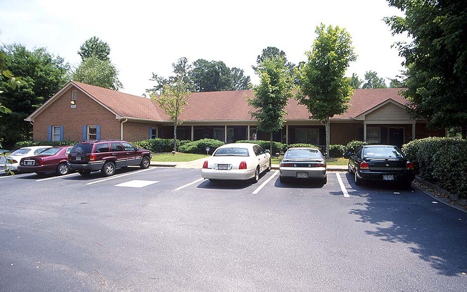 660 Hillcrest Rd, Lilburn, GA à louer - Photo de l’immeuble – Image 2 sur 8