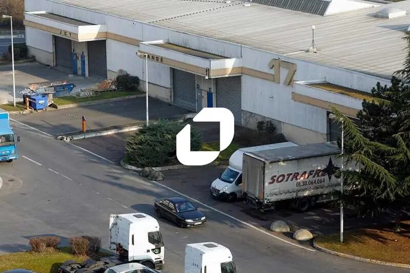 Local d’activités dans Aulnay-sous-Bois à louer - Photo de l’immeuble – Image 1 sur 2