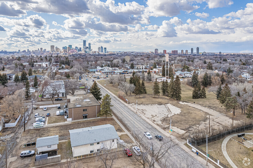 7730 101 Ave NW, Edmonton, AB à vendre - Aérien – Image 3 sur 5