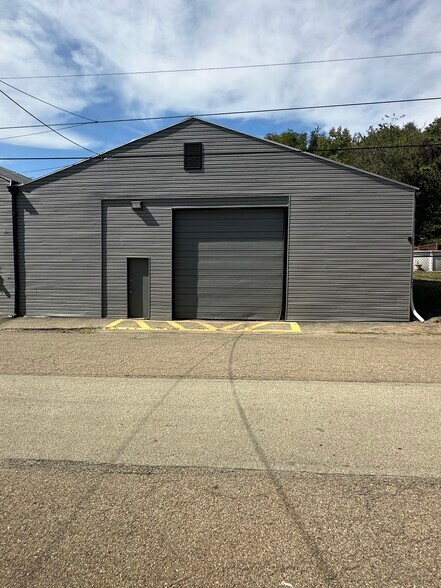 808 6th St, West Elizabeth, PA à louer - Photo principale – Image 1 sur 6