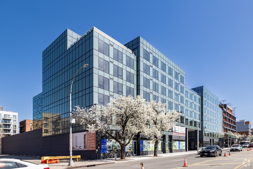 144-49 Northern Blvd, Flushing, NY à louer - Photo principale – Image 1 sur 10