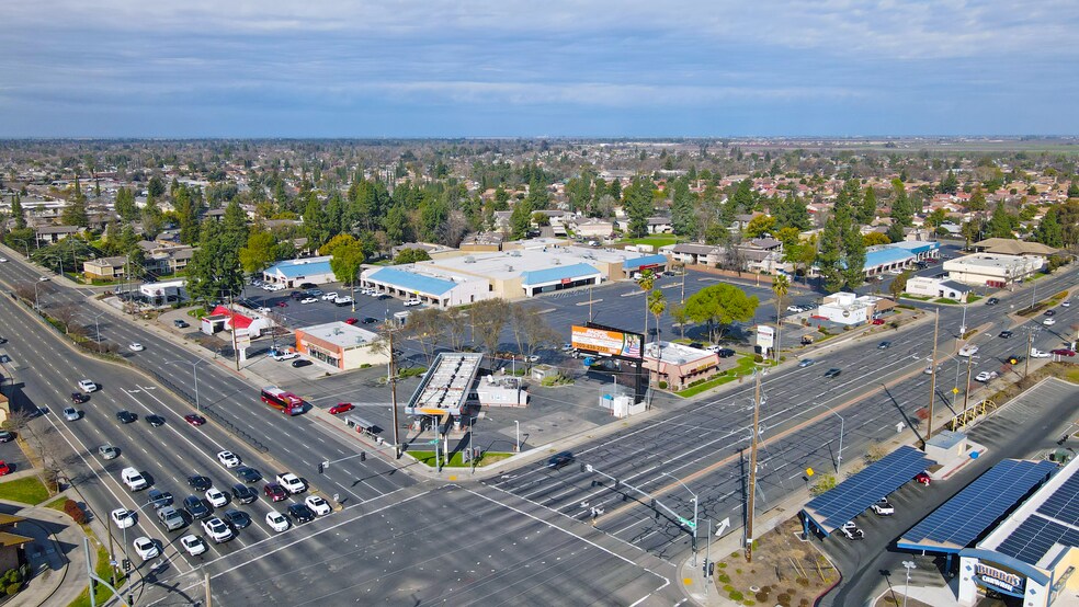 West Lane Plaza Shops portefeuille de 5 biens à vendre sur LoopNet.fr - Photo de l’immeuble – Image 2 sur 7
