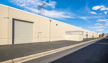 15350 Fairfield Ranch Rd, Chino Hills, CA à louer Photo de l’immeuble– Image 2 sur 17