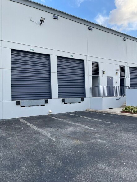 757 Shotgun Rd, Sunrise, FL à louer - Photo de l’immeuble – Image 2 sur 45