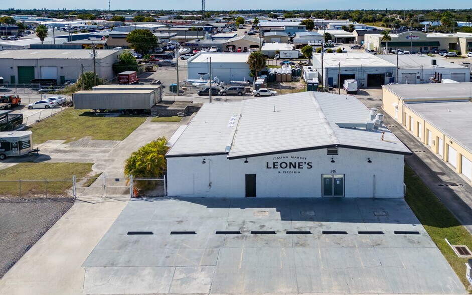 916 SE 14th Ave, Cape Coral, FL à vendre - Photo de l’immeuble – Image 2 sur 18