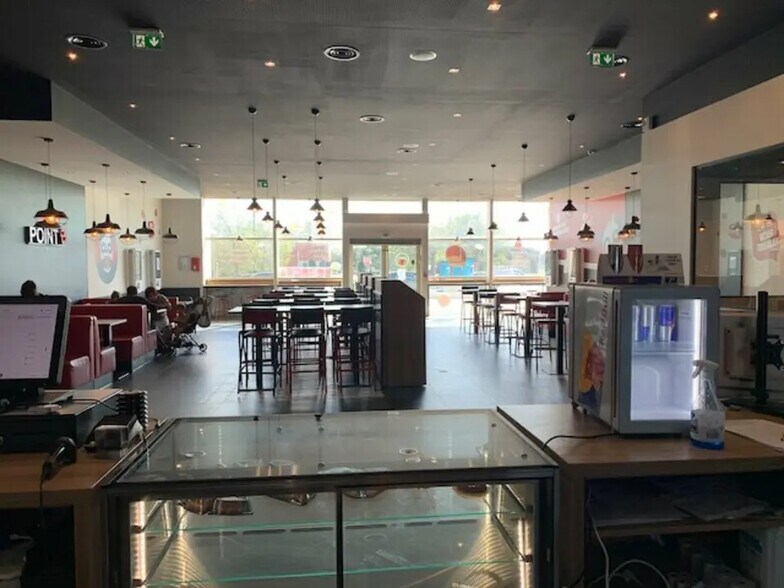 Local commercial dans Avignon à louer - Photo de l’immeuble – Image 2 sur 4