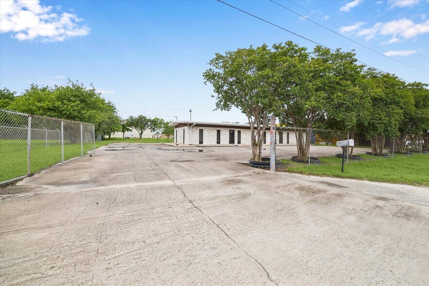 3419 Trailmobile Dr, Houston, TX à vendre - Photo de l’immeuble – Image 3 sur 16