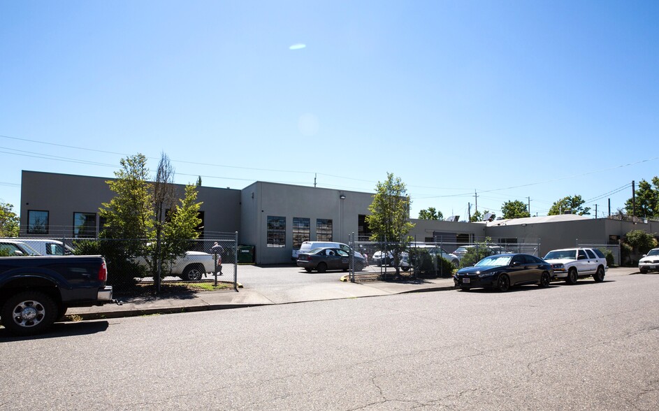 1700 SE Grand Ave, Portland, OR à louer - Photo de l’immeuble – Image 1 sur 5